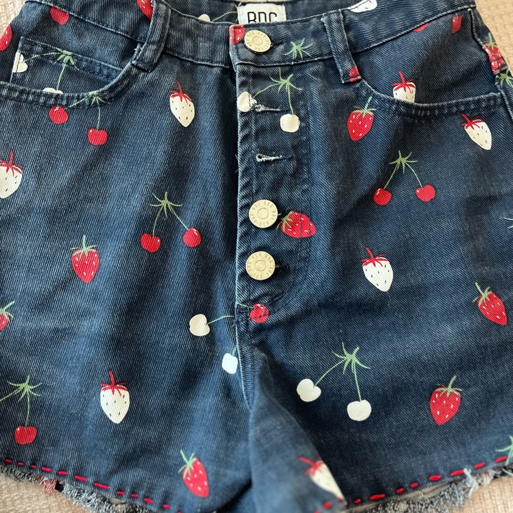 BDG strawberry button shorts. - Picture 8 of 12